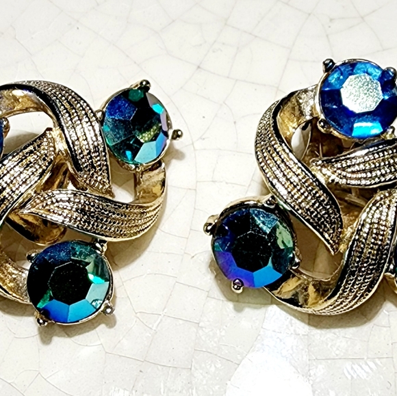 Vintage Kramer gold swirl clip on earrings with brilliant blue faceted stones - Picture 4 of 6